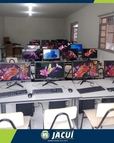 Aulas de informática na Escola Municipal Carvalhaes de Paiva